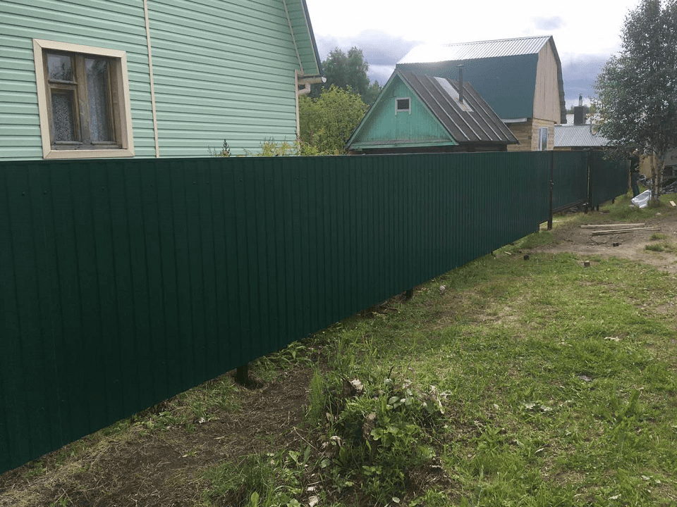 Фото забора из профнастила RAL6005, Эжва, общ. Тюльпан